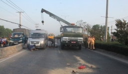 Container đâm xe khách, hai người thương vong